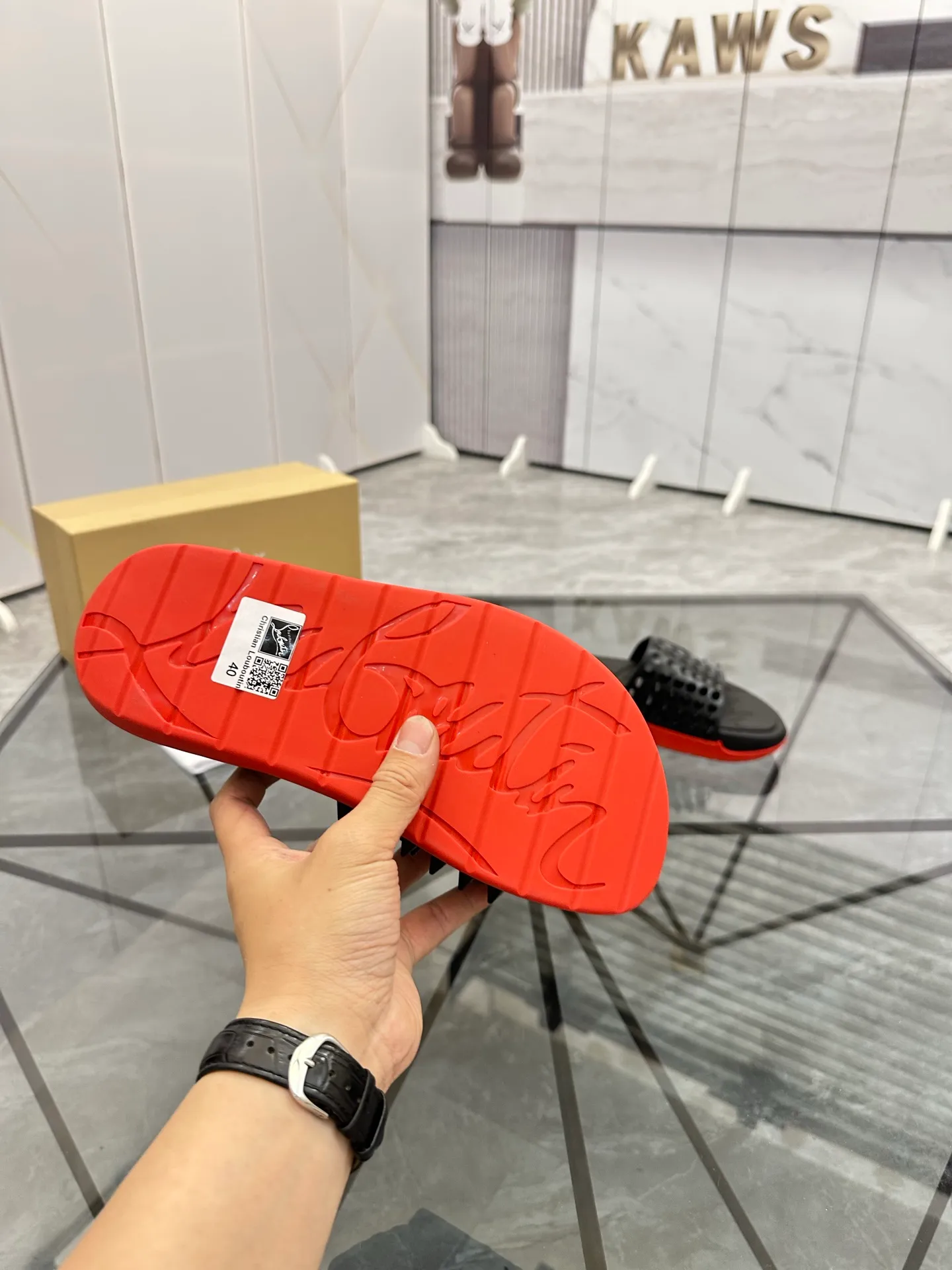 Men's shoes: 💰P300¥ Product trademark: CL red-soled shoes* "CL*" slippers Regular size: 38-44 (men's 45.46 can be customized) Product materials: imported cowhide upper, professional 5D craftsmanship, high-end rivets, sheepskin lining, original outsole. Number: 789